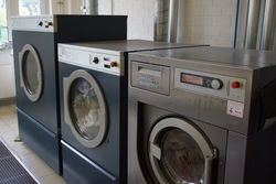 Gewerbliche Waschmaschinen bewältigen große Wäschemengen.