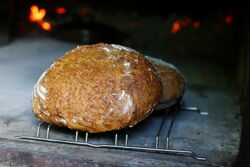 Brot aus dem Holzbackofen.