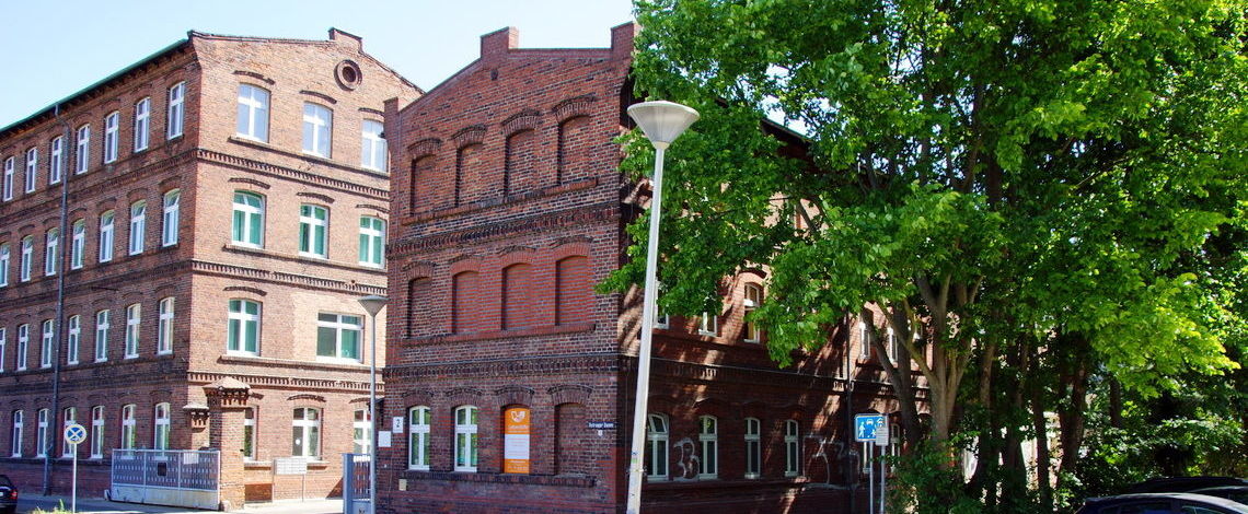 Werkstattgebäude G9 am Ostrower Damm auf der rechten Bildseite.