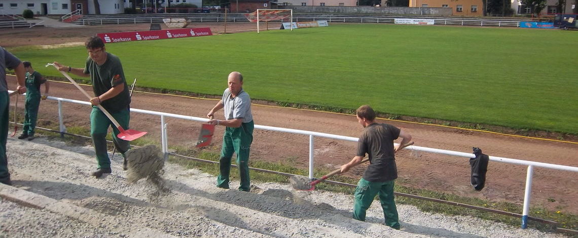Außenarbeit im Cottbuser Lokstadion.