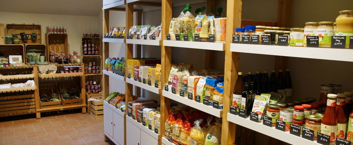 Im Hofladen gibt es viele Bio-Produkte.