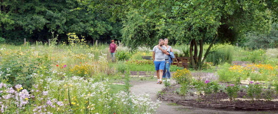 Besucher im Kräutergarten.