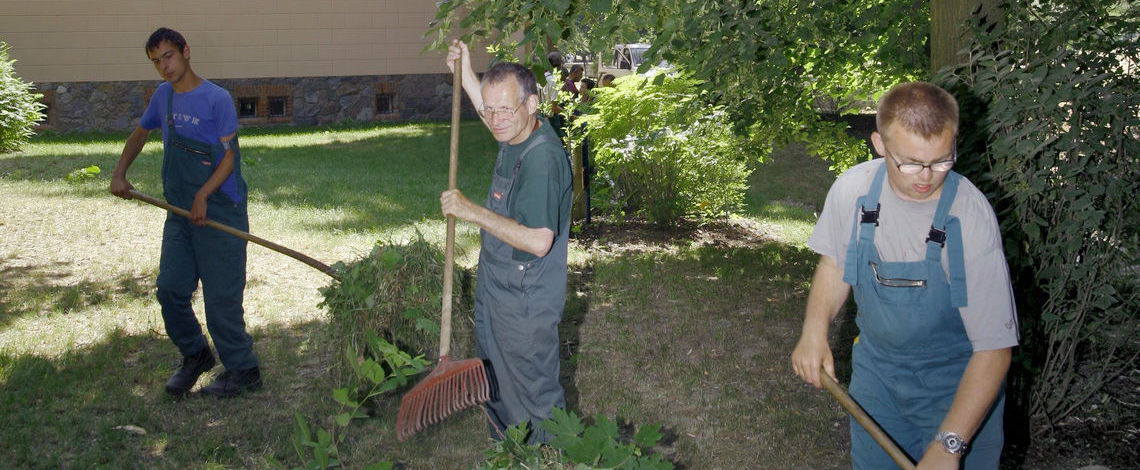 Mitarbeiter der Garten- und Landschaftspflege bei der Arbeit.