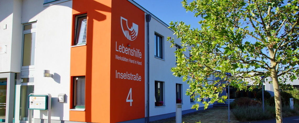 Der Eingang zum Verwaltungstrakt in der Werkstatt Gallinchen, Inselstraße 4.