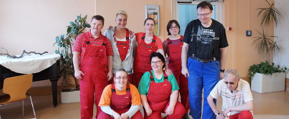 Im Bundesfreiwilligendienst mit Mitarbeitern im Arbeitsbereich Service am Ostrower Damm.